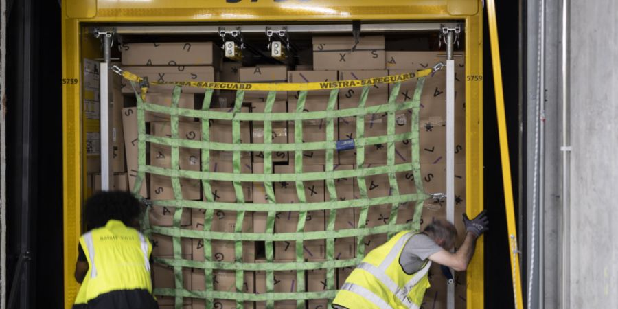 Der Online-Handel in der Schweiz wächst. Im Bild: Paketverlad im Zentrallager und Logistikzentrum von Digitec Galaxus. (Archivbild)