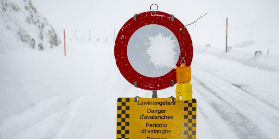 Am Alpensüdhang und am nördlich angrenzenden Alpenkamm galt am Sonntag grosse Lawinengefahr. (Symbolbild)