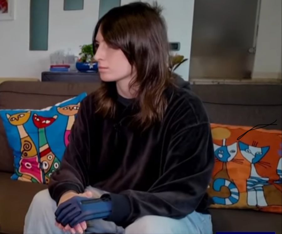 Die Hände von Eleonora Palmieri stecken in Kompressionshandschuhen.