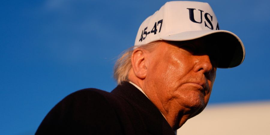 US-Präsident Donald Trump spricht auf der Joint Base Andrews zu Reportern, bevor er an Bord der Air Force One geht. Foto: Mark Schiefelbein/AP/dpa