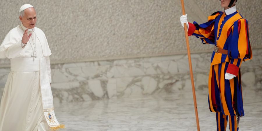 ARCHIV - Papst Leo XIV. kommt zu seiner wöchentlichen Generalaudienz im Vatikan. Foto: Andrew Medichini/AP/dpa