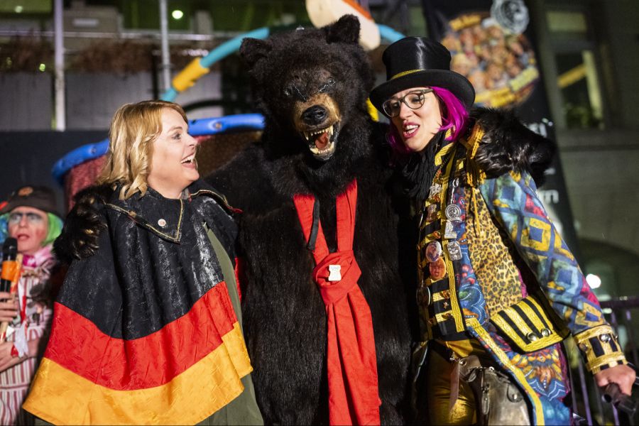 Stadtpräsidentin Marieke Kruit (l.) und zahlreiche Fasnachts-Fans nahmen den soeben befreiten Bären in Empfang.