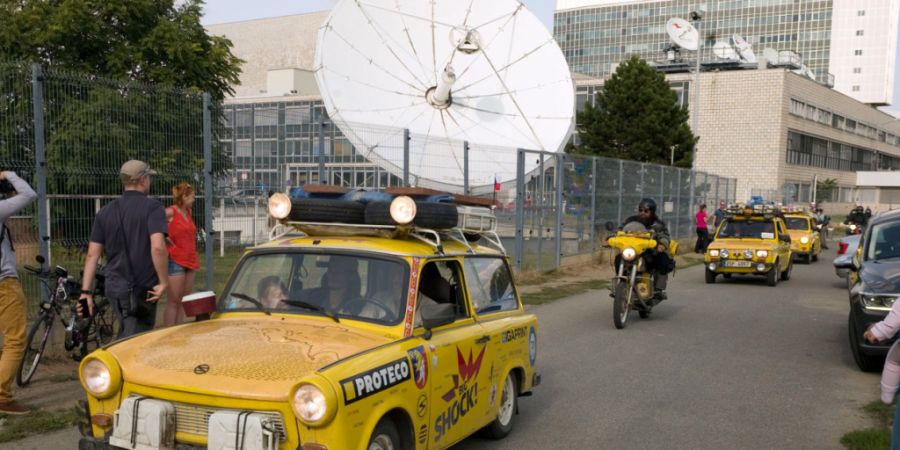 ARCHIV - Ein Trabant fährt an der Zentrale des öffentlich-rechtlichen tschechischen Fernsehens (CT) vorbei. Foto: Michael Heitmann/dpa