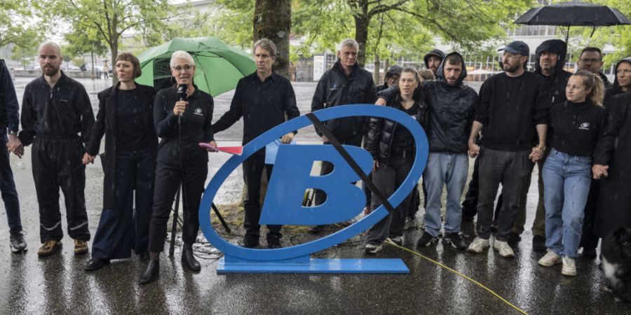 Die Mitarbeitenden von Telebielingue haben am Mittwoch mit einer symbolischen Aktion einen Sozialplan gefordert.