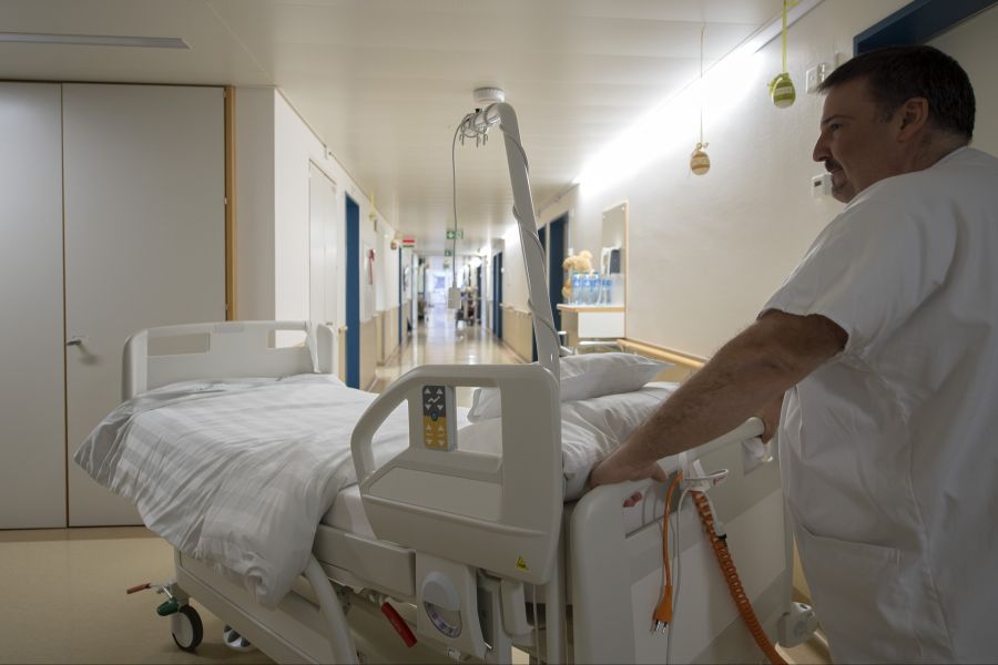 Der 36-Jährige erleidet eine ausgekugelte Schulter, vermutlich beschädigte Sehnen, Schnitte und Hämatome.