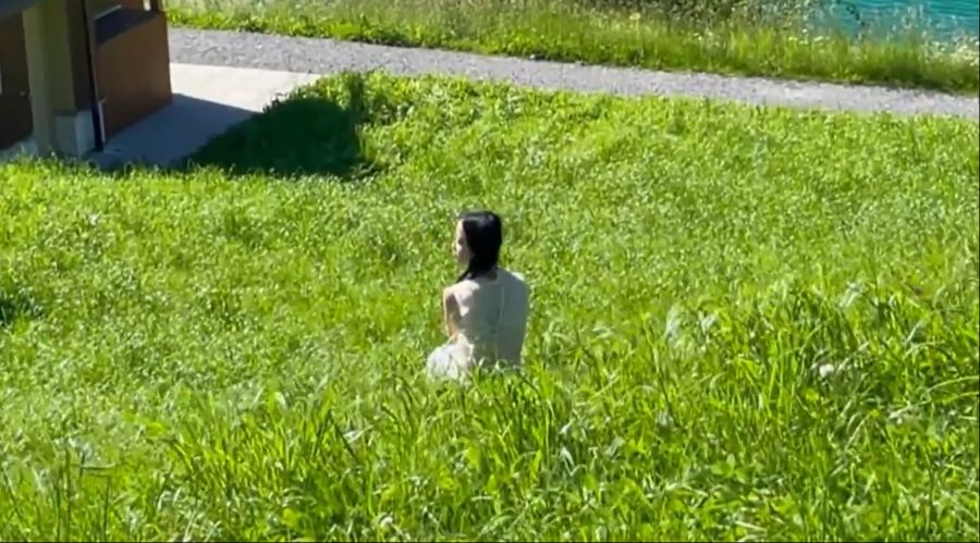 Landwirtin Hellen Schallberger stört sich an Touristinnen, die in Hochzeitskleidchen im Gras sitzen.