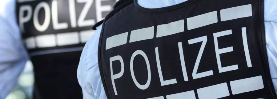 Neben der Attacke auf die Pflegerin soll die Jugendliche auch Polizisten bedroht haben. (Symbolbild)