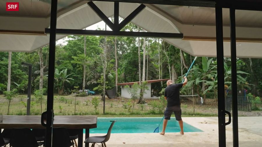 Auf der Terrasse lädt der Pool zum Planschen ein.