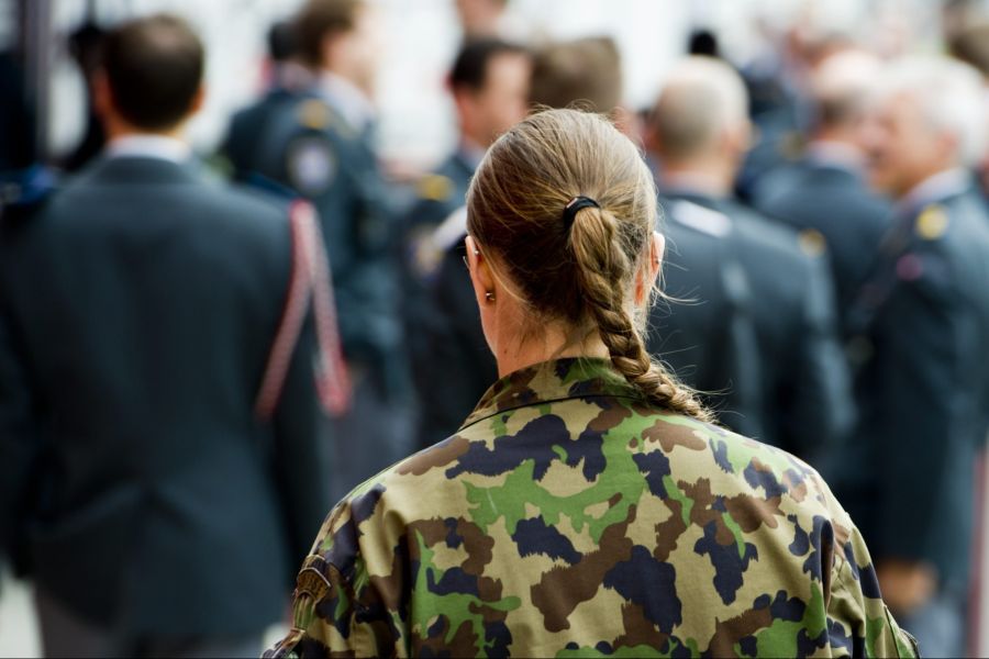 Frauen können freiwillig Militärdienst leisten, sind im Dienst dann gleichgestellt.