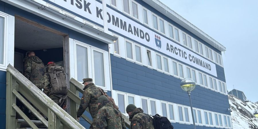 dpatopbilder - Soldaten der Bundeswehr betreten das Arktische Kommando in Nuuk. Am frühen Abend traf ein Erkundungsteam der Bundeswehr für mögliche Militärübungen in Grönland auf ...
