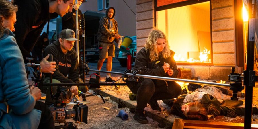 In «Sew Torn» stösst die Näherin Barbara Duggen (Eve Connolly) zufällig auf einen geplatzten Drogendeal. Ihre Entdeckung gipfelt darin, dass ihr Laden explodiert. Die Szene aus der s...