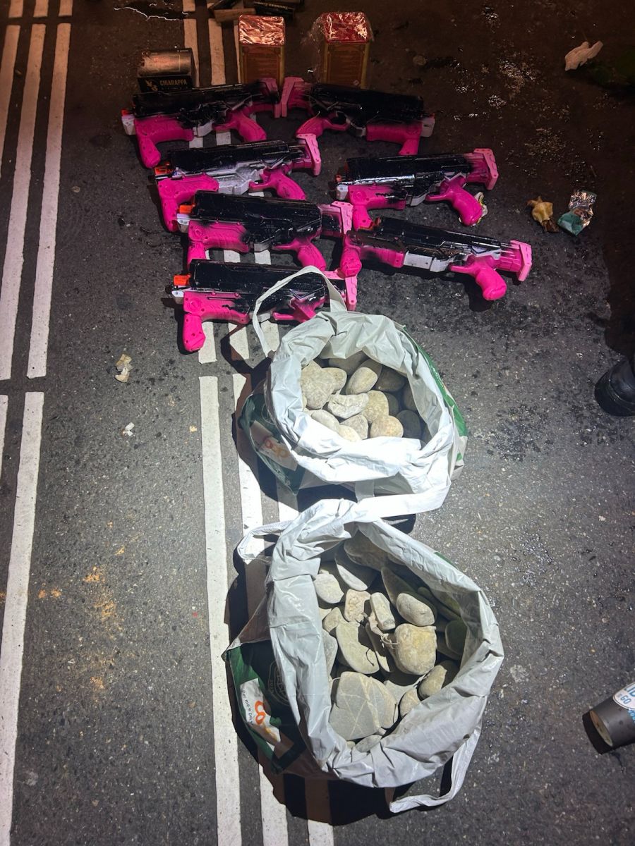 ...sowie Steine und Wasserpistolen.