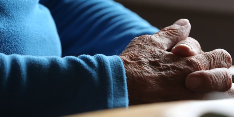 In welchen Institutionen soll Sterbehilfe erlaubt werden? Das Zürcher Stimmvolk wird darüber entscheiden. (Symbolbild)