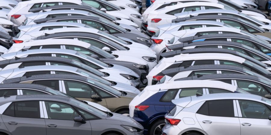 In der Schweiz sind im März wieder mehr Fahrzeuge zugelassen worden. Gegenüber dem Vorjahresmonat stieg die Zahl der Personenwagen um 7 Prozent. (Archivbild)