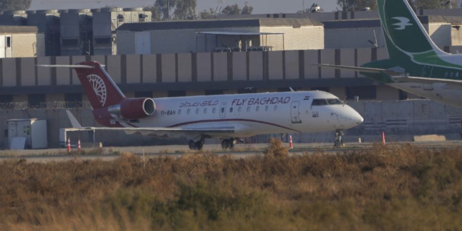 ARCHIV - Flugzeuge der irakischen Fluggesellschaft Fly Bagdad stehen auf dem internationalen Flughafen Bagdad. Foto: Hadi Mizban/AP/dpa