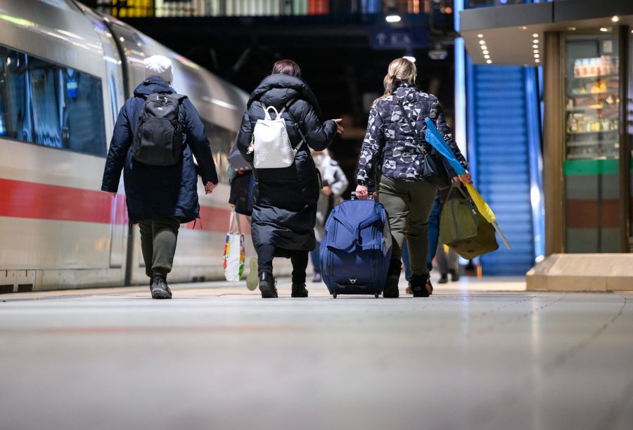 Ende Februar 2025 reist sie in die Schweiz zu Mutter und Schwester, beantragt dort Schutz.