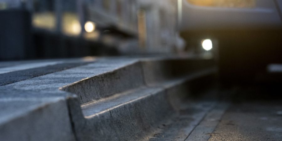 Randsteine des Typs «Zürich Bord» geraten in der Stadt Zürich in die Kritik. Gemäss bürgerlichen Politikern hätte es eine günstigere Lösung gegeben.