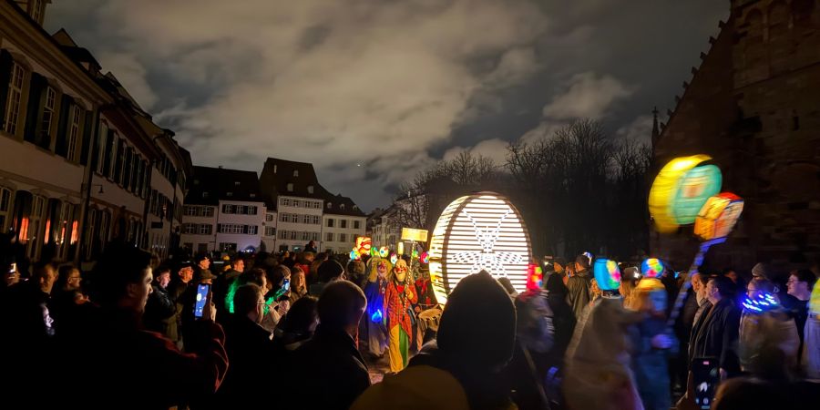 Der Morgestraich hat um Punkt 4 Uhr am Montagmorgen die Basler Fasnacht eröffnet.