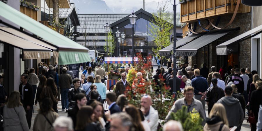 Rund zwei Millionen Menschen besuchen jedes Jahr die Einkaufsstrasse in Landquart. Nach der Erweiterung verfügt das Fashion Outlet über rund 100 Ladenflächen.