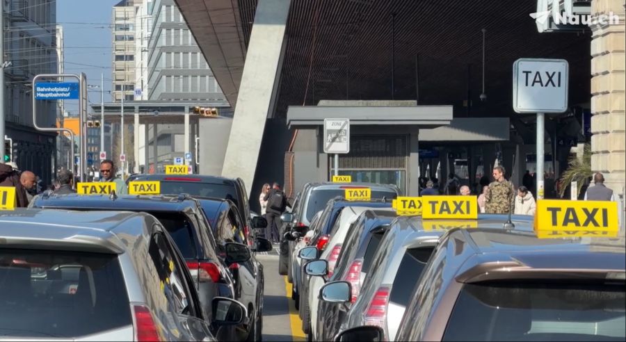 Besonders rund um den Zürcher Hauptbahnhof ist die Not unter den Taxifahrern spürbar.