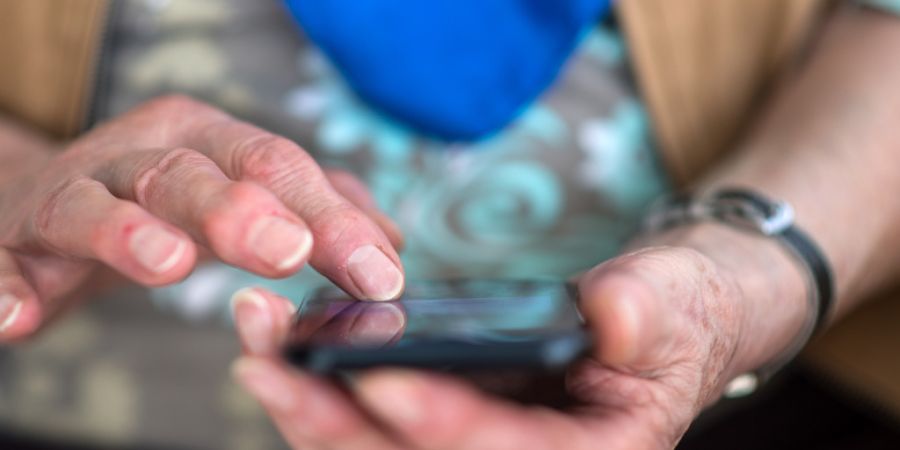 Vielen Seniorinnen und Senioren fehlt es laut einer Studie an digitaler Gesundheitskompetenz. (Symbolbild)