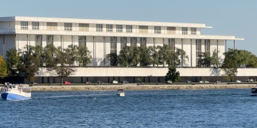 ARCHIV - Das Kennedy Center ist von Georgetown aus zu sehen. Das Kennedy Center ist die größte Kultureinrichtung der Hauptstadt Washington. Foto: Andrej Sokolow/dpa