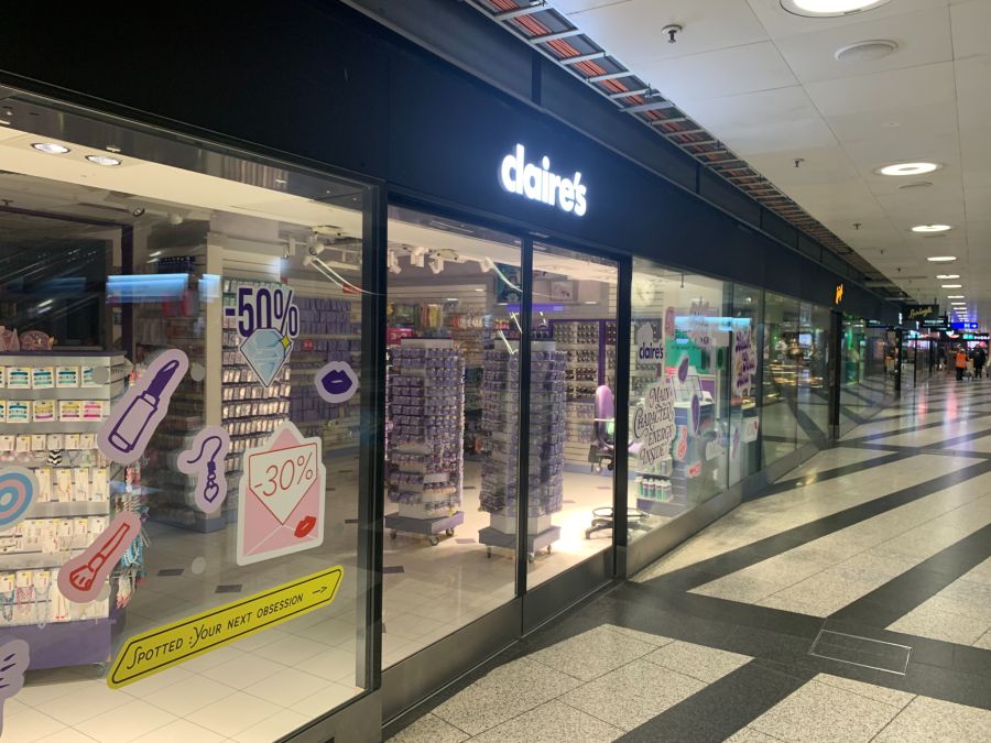Die Filiale von Claire's im Zürcher Hauptbahnhof wirbt mit Rabatten.