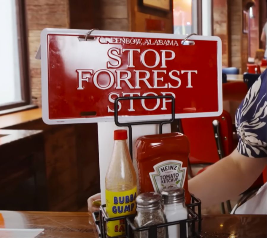 Gäste, die einen Wunsch haben, stellen in der Shrimp-Restaurantkette Bubba Gump das «Stop Forrest Stop»-Schild auf.