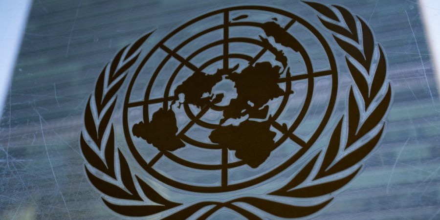 ARCHIV - Das Symbol der Vereinten Nationen ist vor dem Sekretariatsgebäude am Hauptsitz der Vereinten Nationen zu sehen. Foto: John Minchillo/AP/dpa