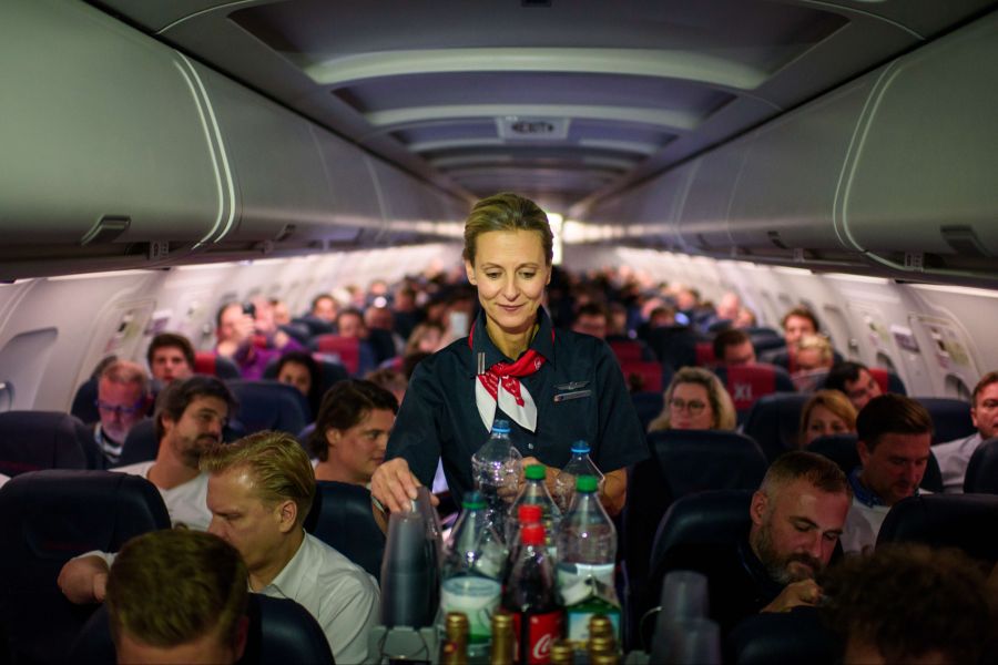 Mittlerweile steht jedoch eher die symbolische Ebene im Vordergrund. Das Halstuch gilt als Stilmittel und stützt das visuelle Erscheinungsbild einer Airline. (Symbolbild)