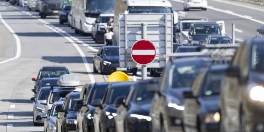 Autofahrerinnen und Autofahrer müssen am Gotthard derzeit geduldig sein. (Archivbild)