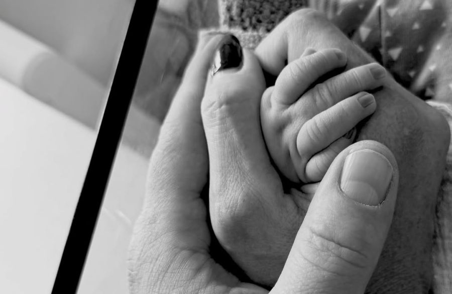 Der Sänger und seine Partnerin sind zum ersten Mal Eltern geworden.