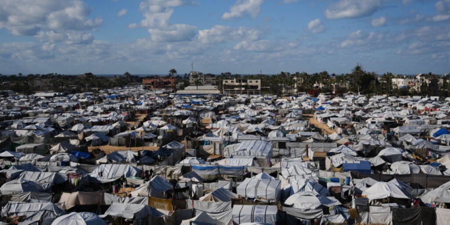 ARCHIV - Ein Zeltlager für vertriebene Palästinenser erstreckt sich über Deir al-Balah, im zentralen Gazastreifen. Foto: Abdel Kareem Hana/AP/dpa