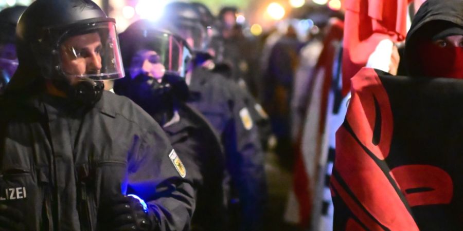 Polizisten begleiten den Schwarzen Block.bei der Demonstration «Revolutionärer 1. Mai - Freiheit. Frieden. Solidarität.». Am 1. Mai finden bundesweit mehrere Demonstrationen und Ver...