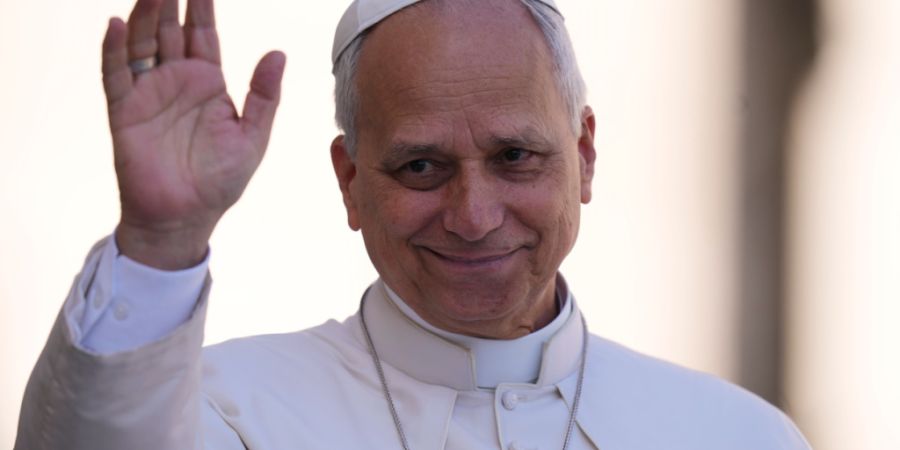 ARCHIV - Papst Leo XIV. winkt, als er zu seiner wöchentlichen Generalaudienz auf dem Petersplatz im Vatikan eintrifft. Foto: Alessandra Tarantino/AP/dpa/Archivbild