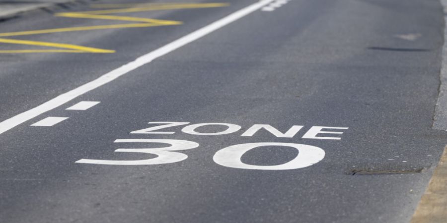 Die Berner Stadtregierung will acht weitere Tempo-30-Zonen schaffen. (Symbolbild)