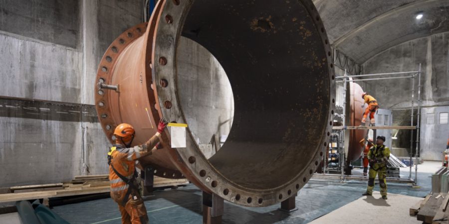 Arbeiter kontrollieren eine gepanzerte Wasserleitung zwischen dem Oberaarsee und dem Kraftwerk Grimsel. (Archivbild)