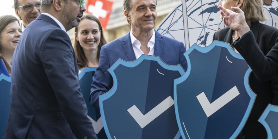 Vor dem Bundeshaus lancieren Vertreterinnen und Vertreter verschiedener Parteien die «Internet-Initiative», angeführt vom Aargauer Unternehmer Guido Fluri (Mitte), Gründer der Guido F...