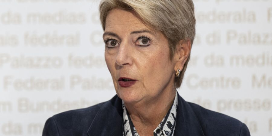 Finanzministerin Karin Keller-Sutter will die Bargeldversorgung in der Verfassung verankern. Statt der Bargeld-Initiative plädiert sie aber für einen alternativen Text.