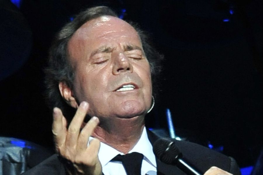 Dem spanischen Sänger Julio Iglesias (82) wird sexueller Missbrauch und Menschenhandel vorgeworfen.