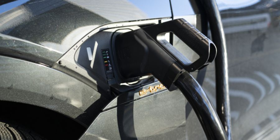 Elektroautos könnten einer neuen Studie zufolge in Afrika bis 2040 über den gesamten Lebenszyklus günstiger sein als Verbrenner. (Symbolbild)