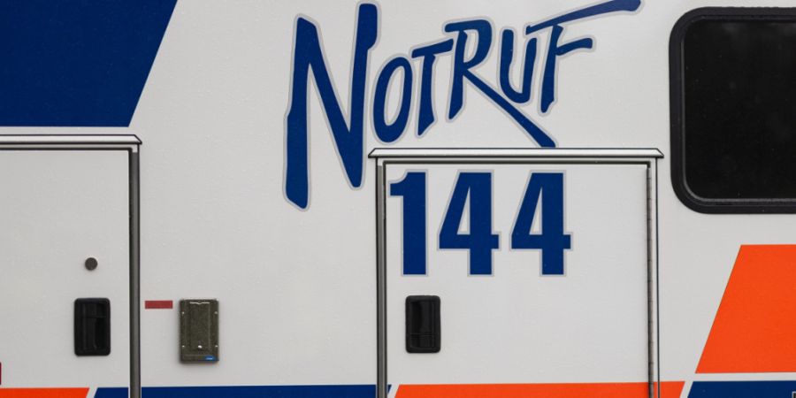 Die Ambulanz brachte einen verletzten Töfffahrer ins Spital. (Symbolbild)