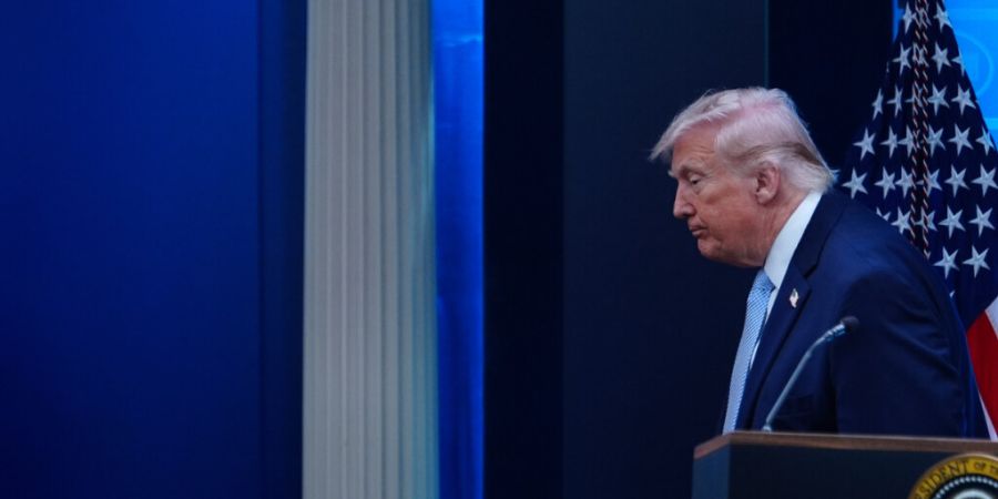 Präsident Donald Trump verlässt den Raum, nachdem er mit Reportern während einer Pressekonferenz im James Brady Press Briefing Room im Weißen Haus gesprochen hat. Foto: Julia Demare...