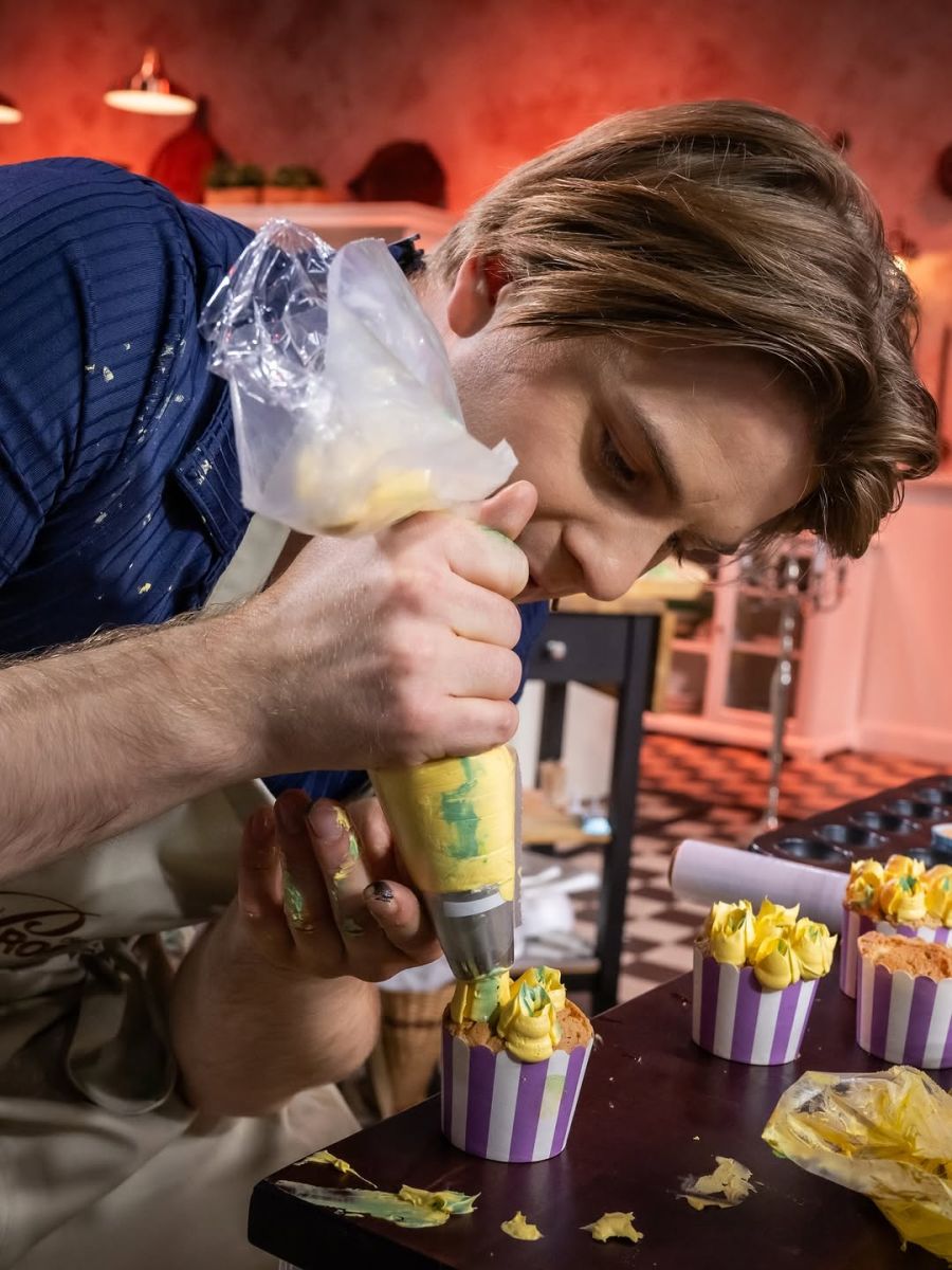 Volle Konzentration am Spritzbeutel: Diesmal lief es für den Schweizer Sänger Vincent Gross deutlich besser als zuletzt am Herd.