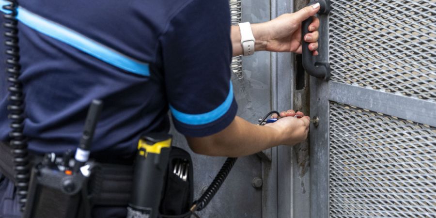 Die hohe Zahl an Inhaftierten führte zu einer schweizweiten Belegungsrate von 97 Prozent in den Gefängnissen. Im Bild: das Zentralgefängnis in Freiburg. (Archiv)