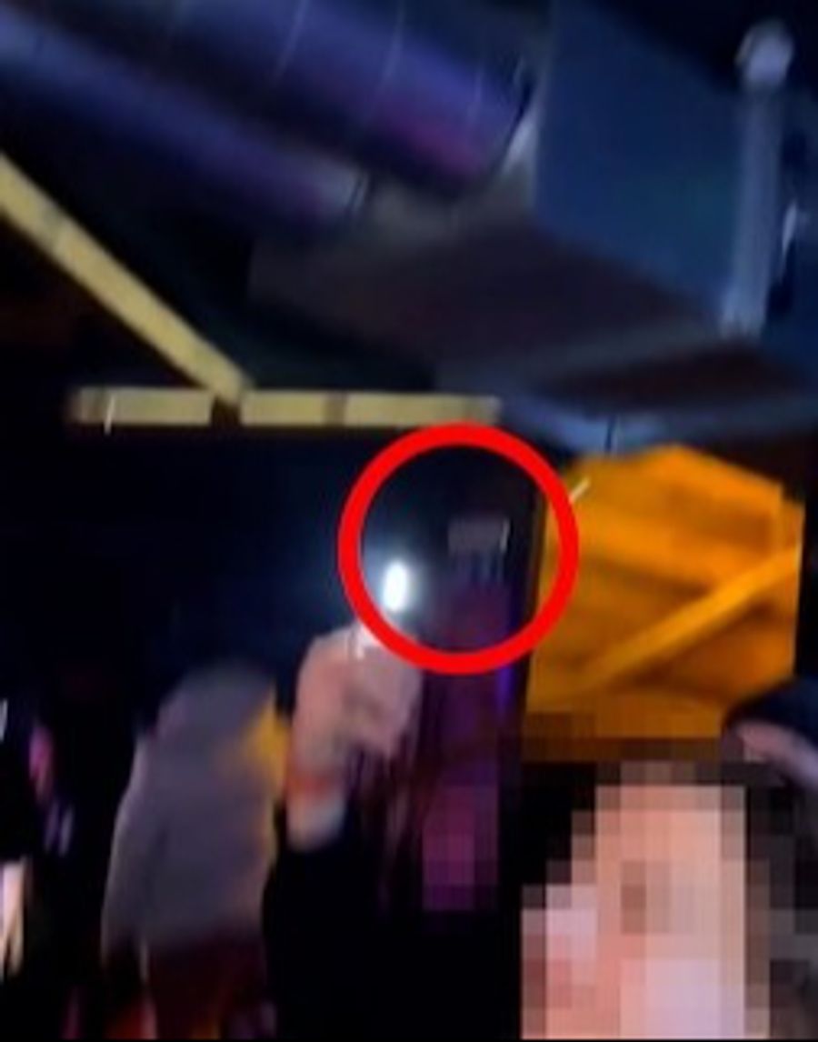 In einem Ausschnitt eines Videos von der Horrornacht in Crans-Montana VS ist zu sehen, dass das Notausgang-Zeichen möglicherweise nicht beleuchtet war.