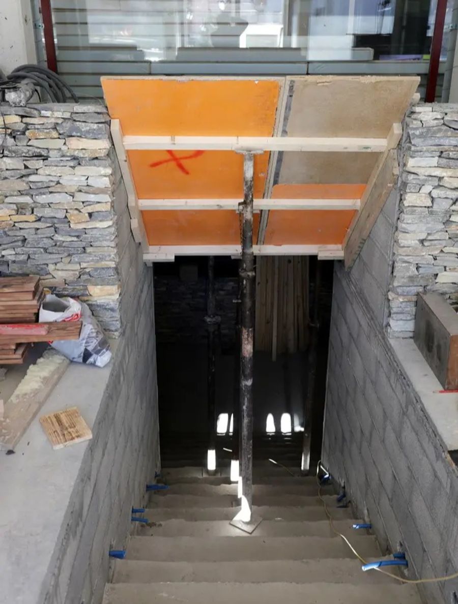 Der untere Teil der Treppe wurde bei der Rennovation massiv verengt. Auch die brennbare Decke wurde damals verbaut. (Archivbild)