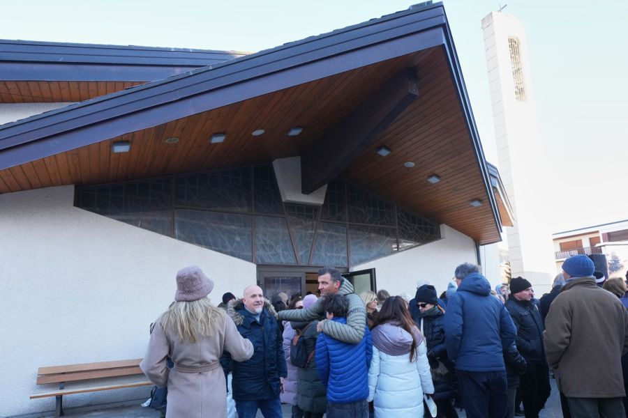 Auch vor der Kirche versammeln sich die vielen Leute.