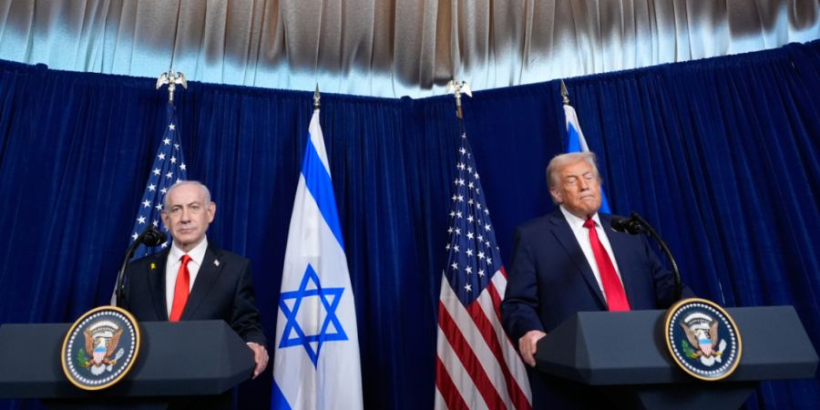 US-Präsident Donald Trump (r) und der israelische Ministerpräsident Benjamin Netanjahu sprechen während einer gemeinsamen Pressekonferenz in Mar-a-Lago. Foto: Alex Brandon/AP/dpa