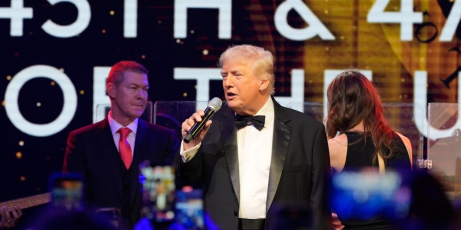 US-Präsident Donald Trump spricht bei einer Silvesterfeier in seinem Club Mar-a-Lago. Foto: Alex Brandon/AP/dpa